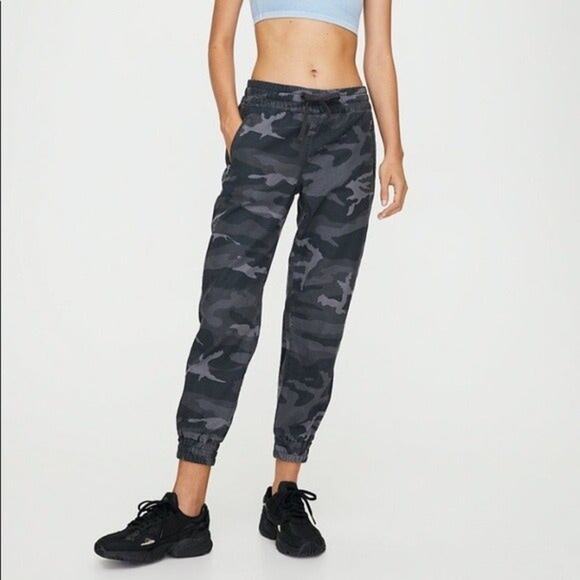 Aritzia Tna Alix High Waisted Elastic Cuff Camo Joggers Size XS - Picture 1 of 7